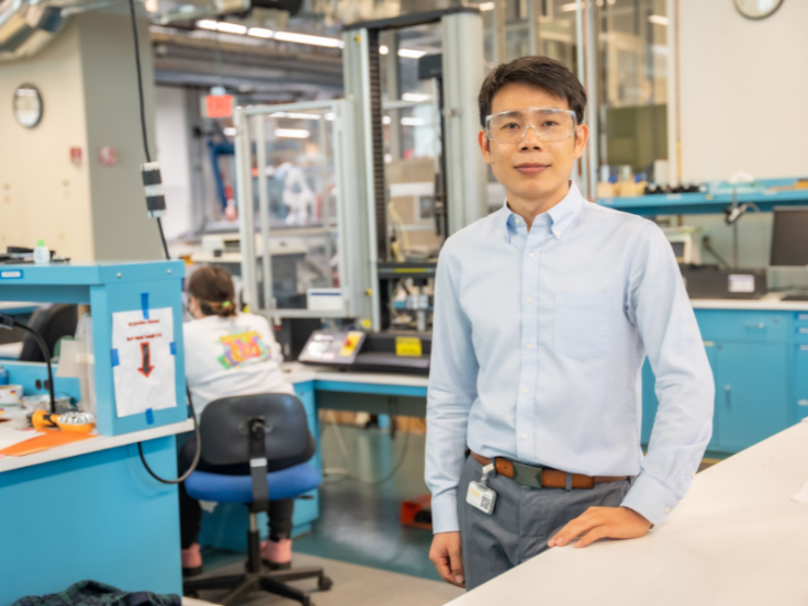 A satisfied employee who found his perfect fit after exploring manufacturing career pathways at Saint-Gobain North America.