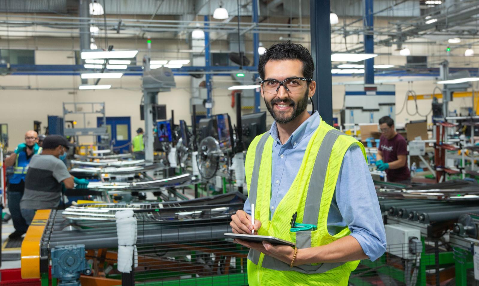 Male employee reviewing progress on the production floor, representing manufacturing and engineering jobs in Canada at Saint-Gobain.